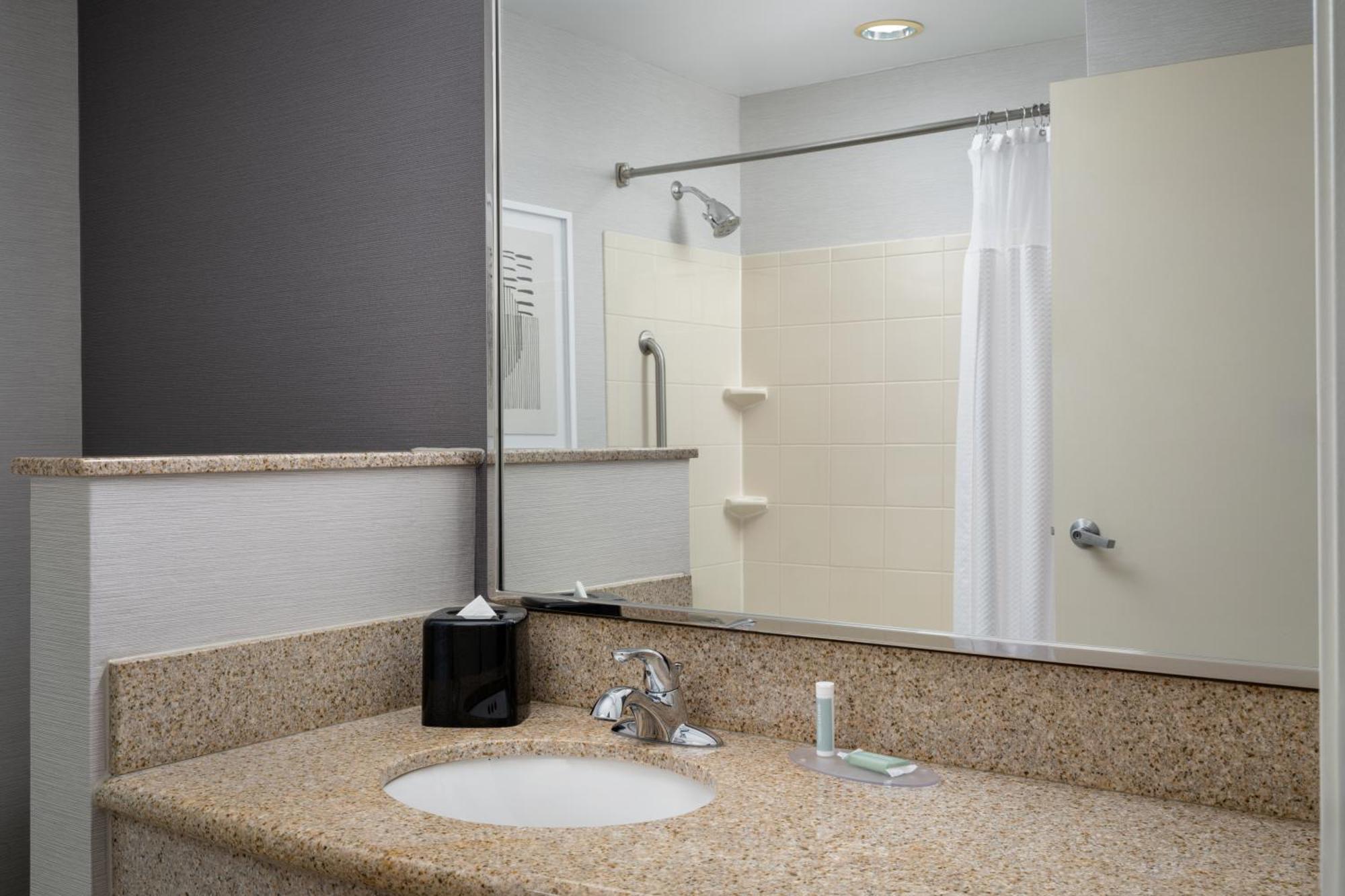 Courtyard By Marriott Kingston Hotel Ngoại thất bức ảnh